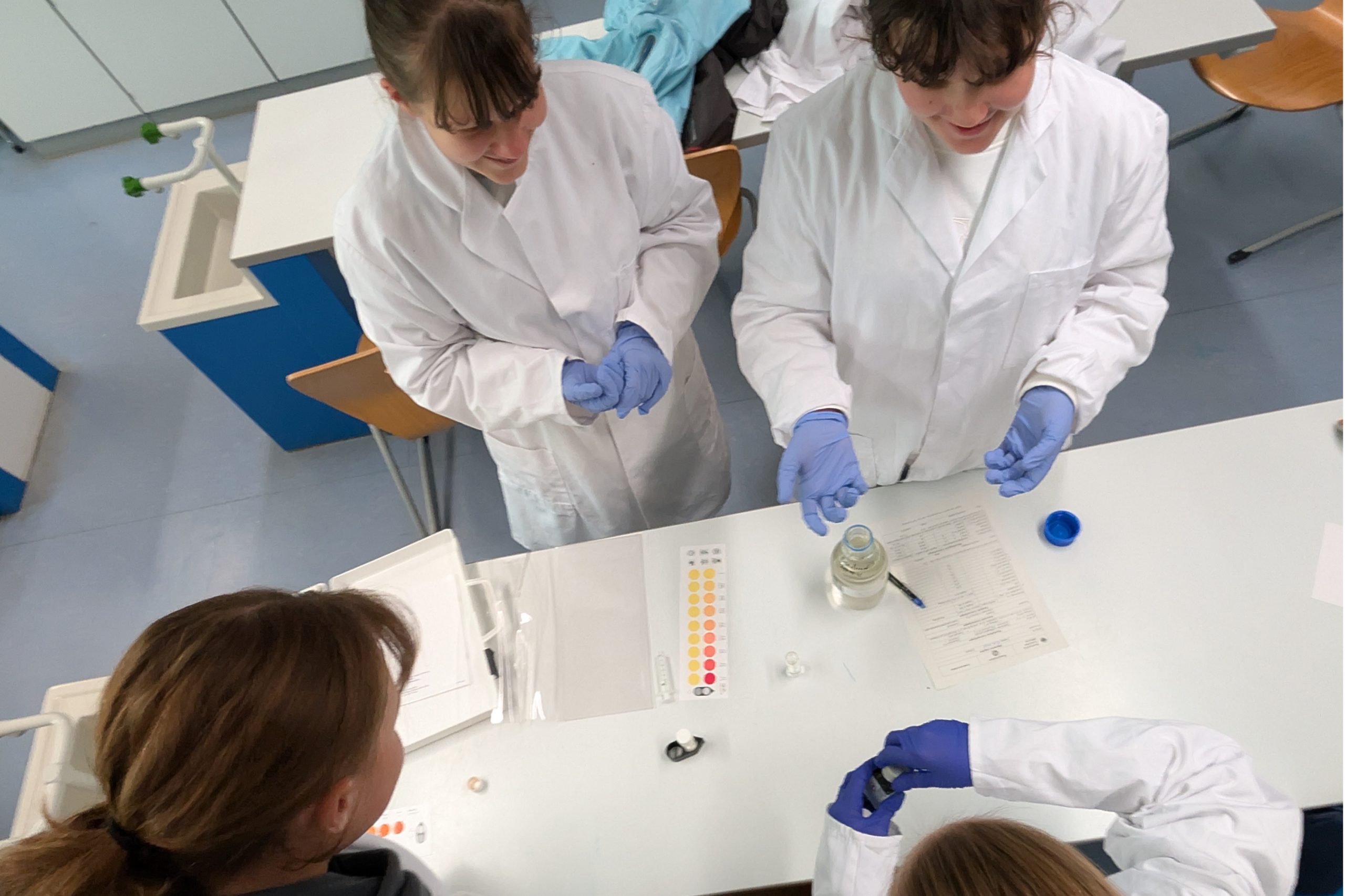 Unsere Schülerinnen bei der Wasseranalyse