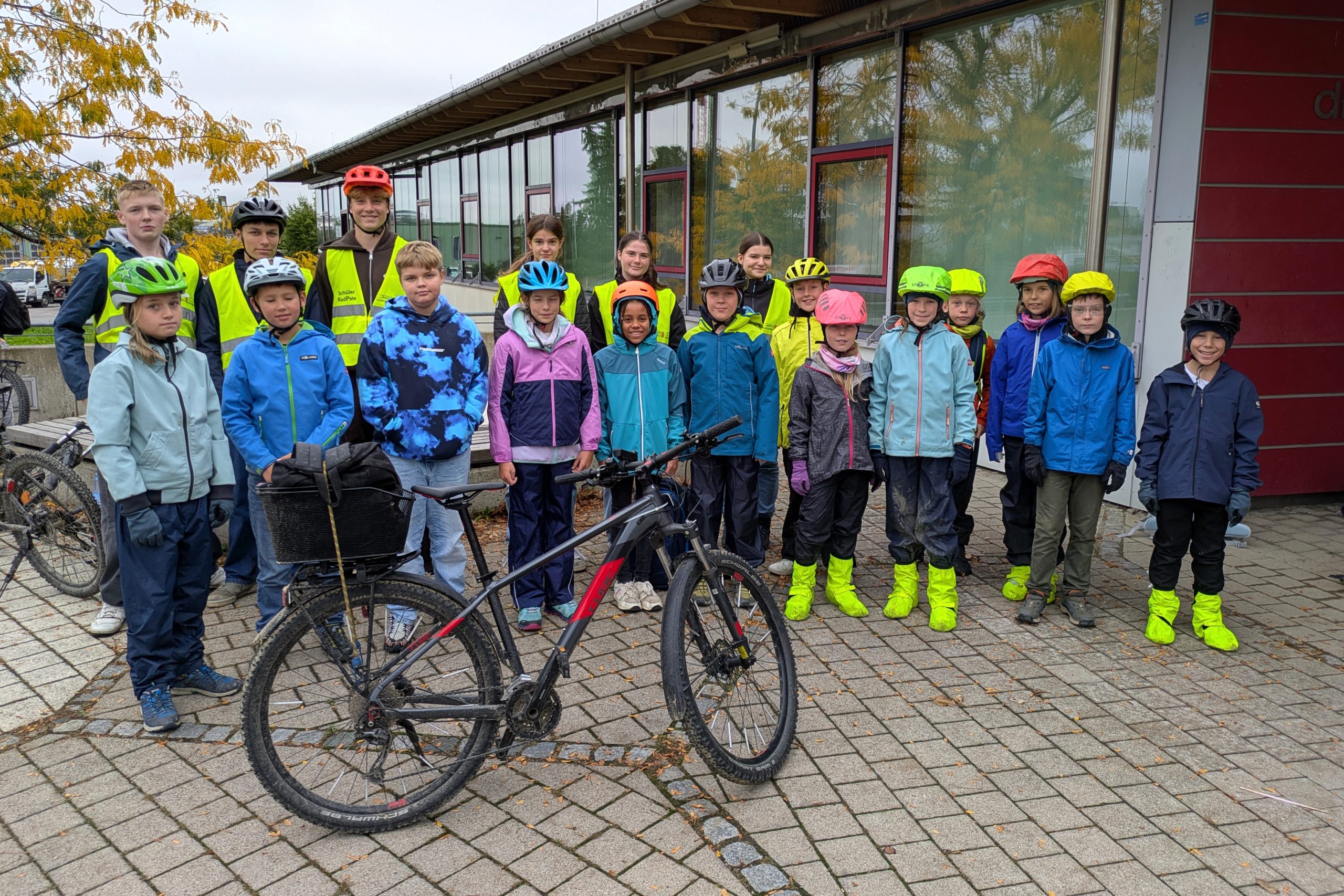 Die Radpaten mit den neuen Fünftklässlern vor dem dbg